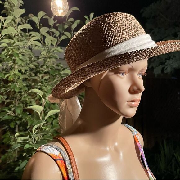 Straw hat with white sash - Picture 4 of 4